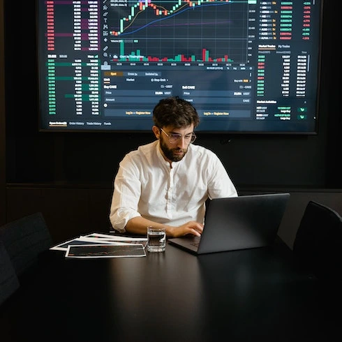A guy analyzing stocks